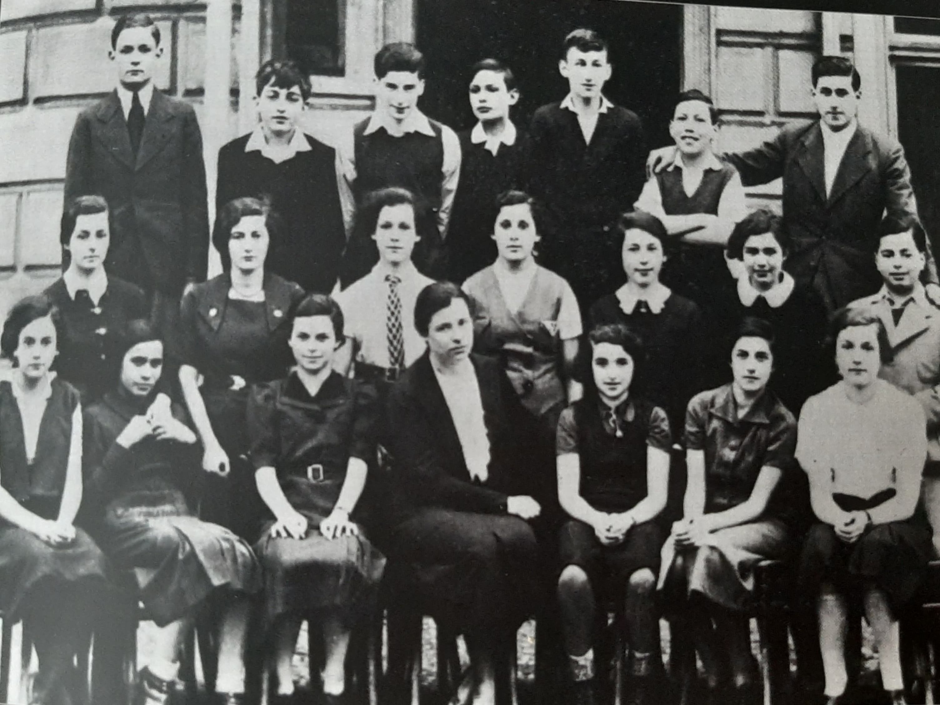 ruth rosenbaum z uczniami swojej szkoy marzec 1937